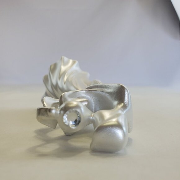 Wilton Wedding Cake Topper The First Kiss Bride Groom Pearl Off White - Picture 8 of 10